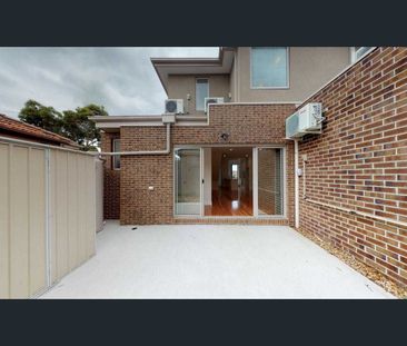 MODERN TWO-BEDROOM TOWNHOUSE! - Photo 4