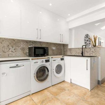 OX Living is proud to present this high-quality 7-bedroom co-living property, perfect for working professionals looking for stylish, stress-free living. Room 4 - Photo 4