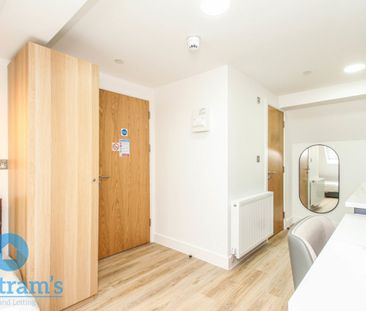 5 bed Apartment for Rent - Photo 3