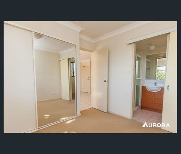 Stylish 2 Bedroom Apartment in Prime Clayfield Location - Photo 3