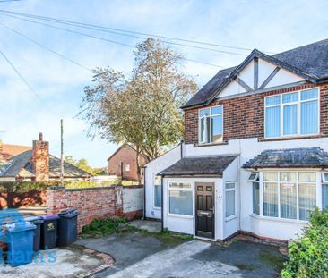 References Pending - 5 bed Detached House - Photo 3