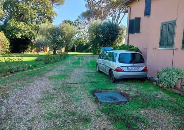 Ardeatina-Divino Amore: Quiet, charming rustic villa, big and well-curated garden, 3 beds, 1 study, 3 baths, living room, kitchen, with terraces , AC and parking space. Ref 2322