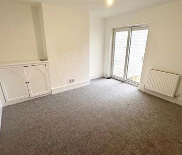 4 bedroom end of terrace house to rent - Photo 2