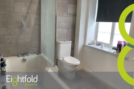 3 bedroom flat to rent - Photo 3