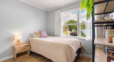 Renovated three bedroom home - Photo 3