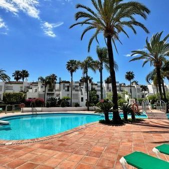 Alquiler de piso en Calle Trajano - Photo 1