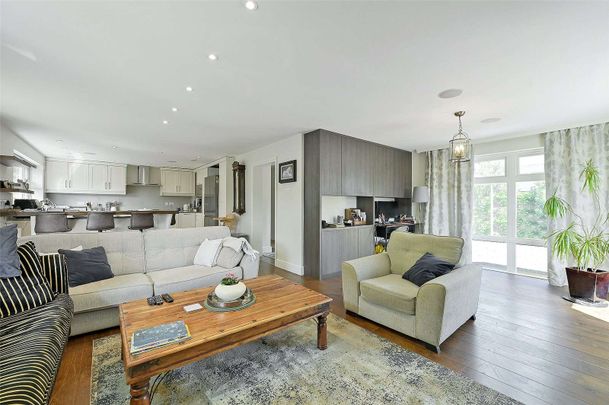 Spacious detached bungalow with generous garden, modern interiors and versatile living space - Photo 1