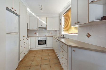 WATERFRONT FURNISHED APARTMENT - Photo 5