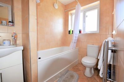 4 bedroom House in St Annes Road, Leeds - Photo 4