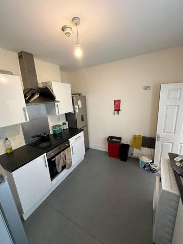 1 bedroom in a house share to rent - Photo 3