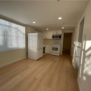 Vancouver westside New bright 2br1bath suit in Marpole for rent - Photo 2