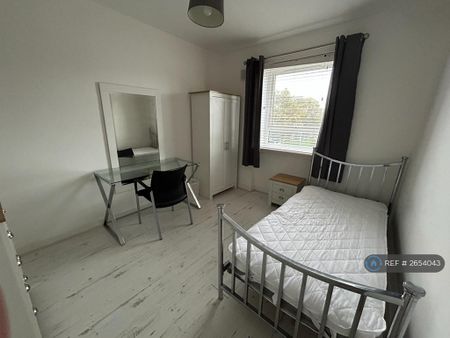 3 bedroom flat to rent - Photo 3