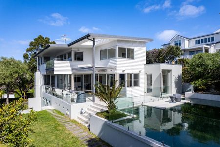 Luxury home with swimming pool and sea views - Photo 5