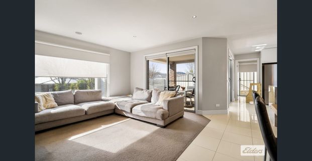 Style and low-maintenance living in excellent location! - Photo 1