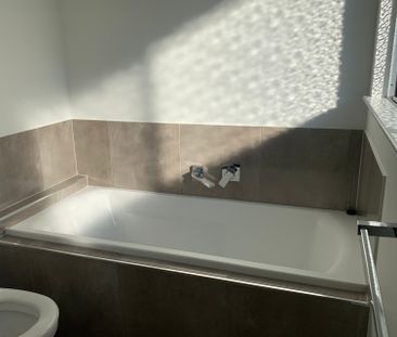 SPACIOUS FAMILY DUPLEX IN THE HEART OF BLUEWATER ESTATE - Photo 3