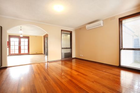 Spacious and Bright 3-Bedroom Home in Epping - Photo 2