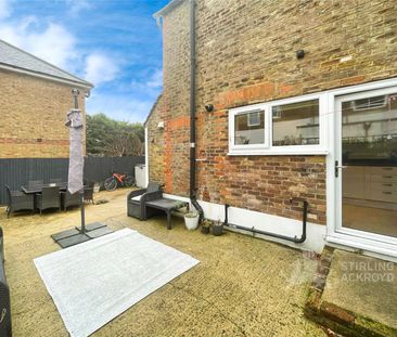 Claremont Road, West Byfleet, Surrey, KT14 6DY - Photo 3