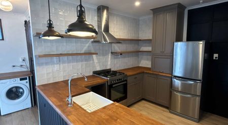 "Stylish 2-Bedroom Apartment in Kaiwharawhara – Id - Photo 2