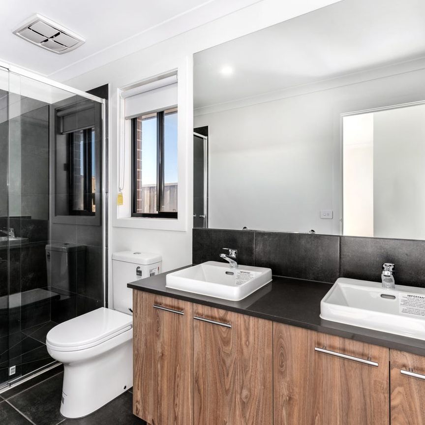 Stylish Brand-New Family Home in a Peaceful Thornhill Park Location - Photo 1