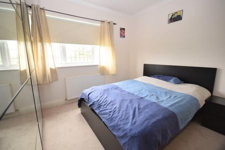 4 bedroom semi-detached house to rent - Photo 4