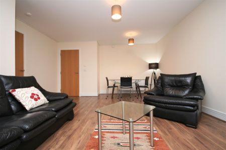 Knightswood Rd, Modern 2 Bedroom Furnished Apartment – Available 13/03/2026 - Photo 2