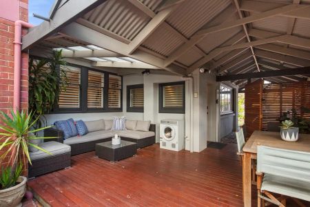 “Fully Furnished 2 Bedroom Home in Brighton” - Photo 2