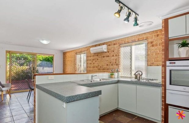 THREE BEDROOM ONE BATHROOM VILLA IN EAST VIC PARK! - Photo 1