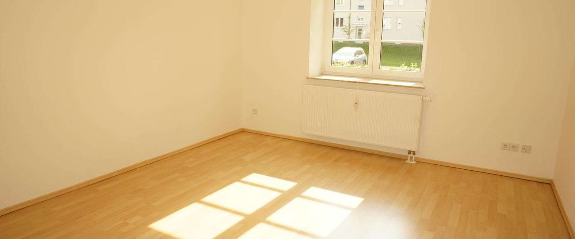Frei ab 1.7.25 - Bad mit Fenster - Laminat - Balkon + EBK !!! - Foto 1