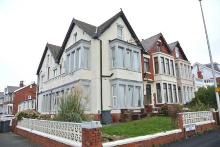 Warbreck Drive, Blackpool, FY2 9SX - Photo 5