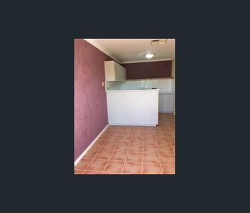 Comfortable 2 Bedroom Unit in Quiet Location - Photo 2