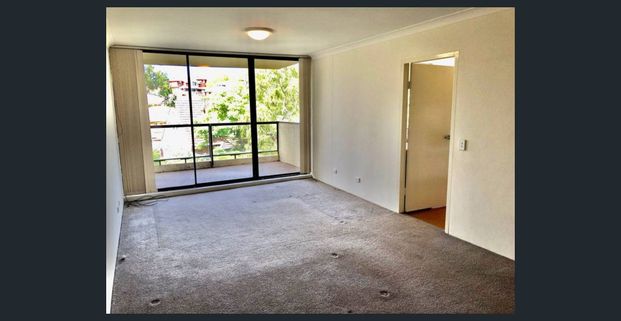 Large 2 Bedroom Unit in Convenient Location - Photo 1