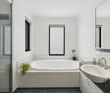 Where modern design meets effortless lifestyle - Photo 1