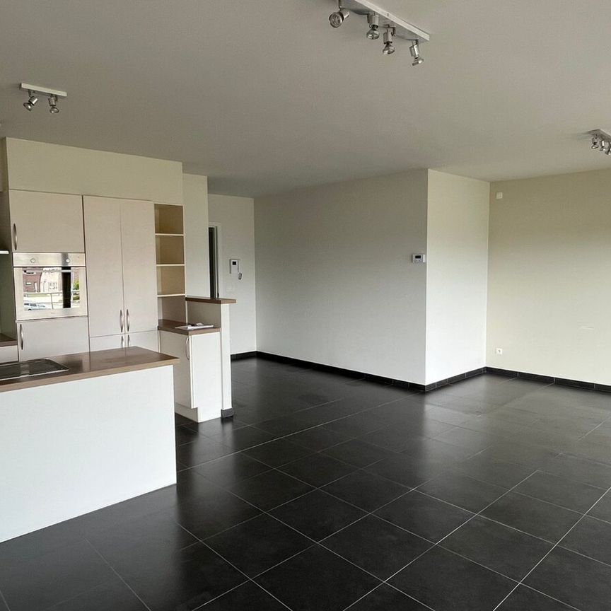 Hoogwaardig, eigentijds appartement met ondergrondse staanplaats - Photo 1