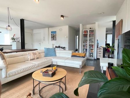 Ruim, strak en luxueus nieuwbouw appartement met 2 slaapkamers en garagebox gelegen in de omgeving van het Sint-Pietersstation. - Foto 2