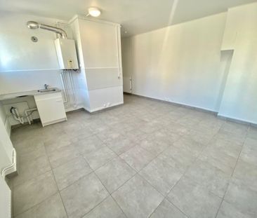 A LOUER - T2 RENOVÉ DE 37.66 m² / 4 EME ETAGE / PROXIMITE METRO B :... - Photo 4