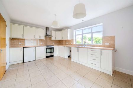 Detached family home with countryside views - Photo 4