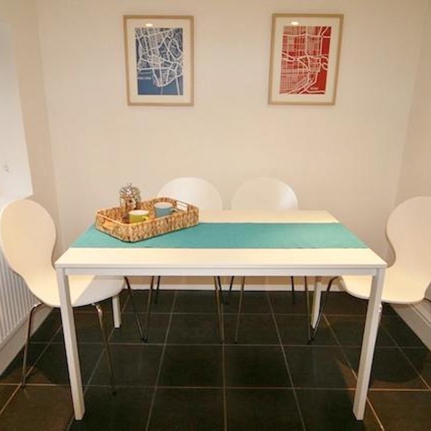 4 or 5 bedroom house - Photo 1