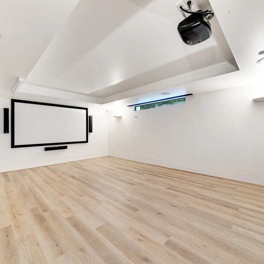 Bespoke and Luxurious Family Home in Sought-After Location with Panoramic Water Views - Photo 1