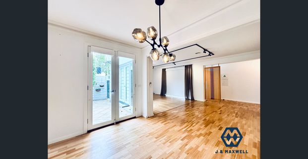 Prime Coastal Townhouse | Walk to Schools, Shops & Dining | Newly Renovated - Photo 1