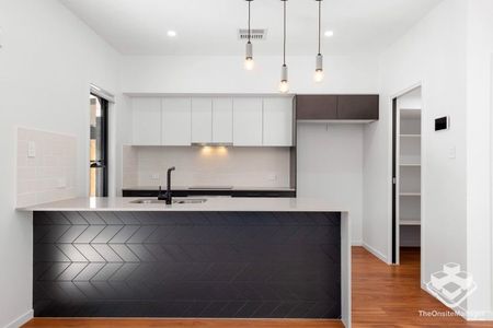 4-bedroom Townhouse for lease - Photo 2