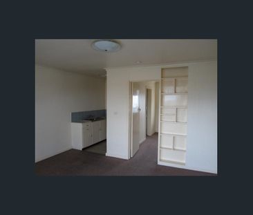 Charming One-Bedroom 1st Floor Apartment - Photo 3