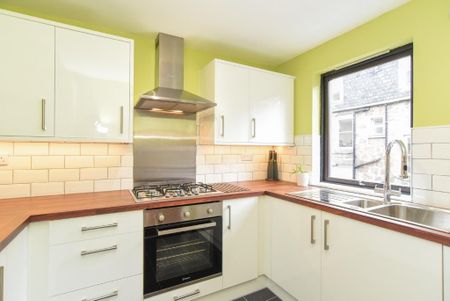 2 bedroom flat to rent - Photo 2