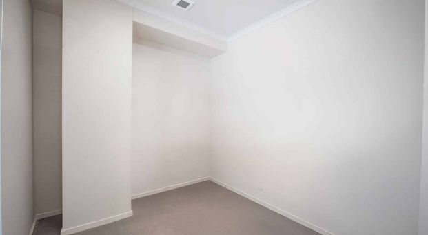 Centrally located 3 bedroom apartment available now - Photo 1