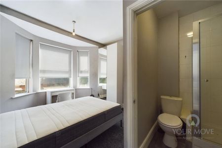 1 bedroom in a house share to rent - Photo 2