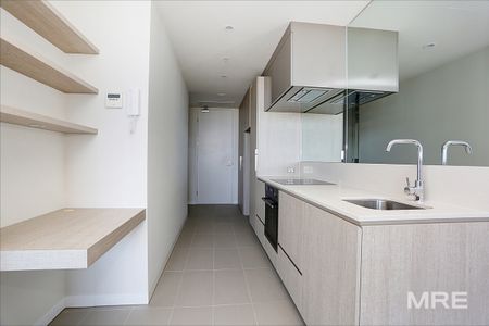 Large and light filled apartment that really hits the marque - Photo 4