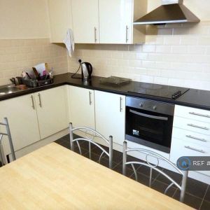 1 bedroom in a house share to rent - Photo 2