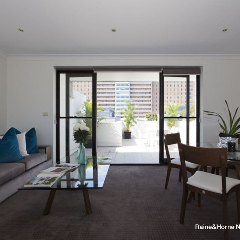 Easy alfresco living in 2 bed townhouse-style apartment - Photo 1
