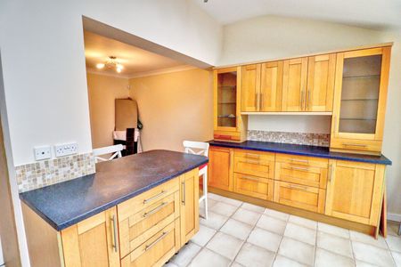 4 Bedroom Semi Detached House To Rent - Photo 2