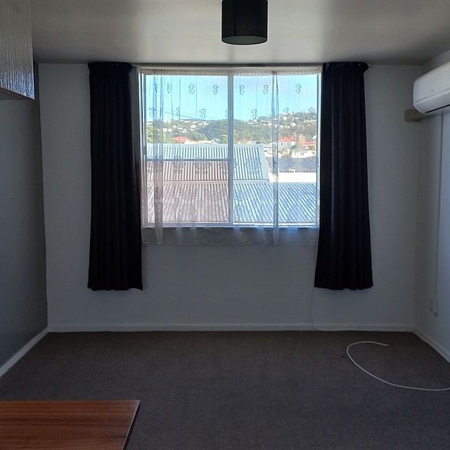 Recently renovated 1-bedroom unit - Photo 1