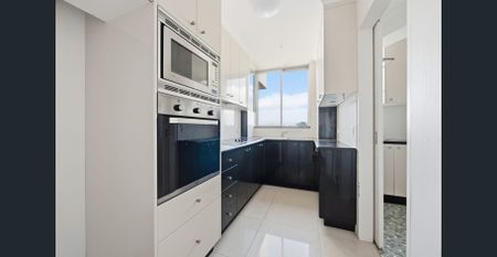 Immaculate Glebe Point apartment in prestigious complex, with pool - Photo 3